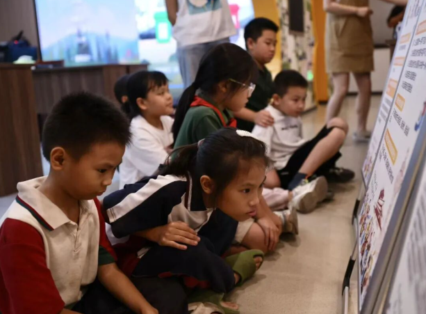 走进村社幼儿园小学展开针对性辅导为留守儿童祖辈开设隔代教育